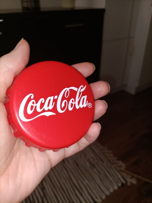 Otwieracz w kształcie kapsla coca-cola