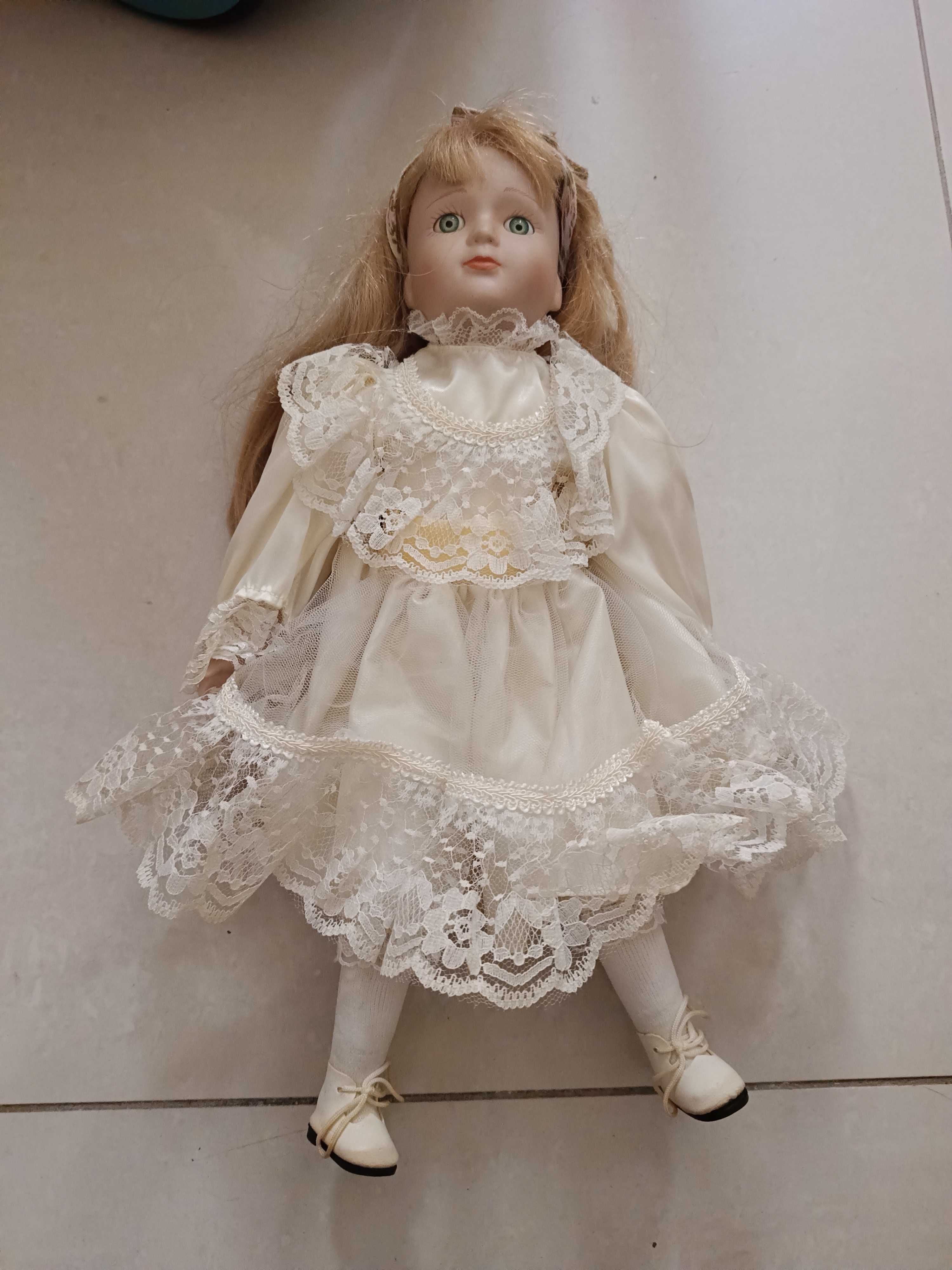 Vendo boneca de porcelana em bom estado.
