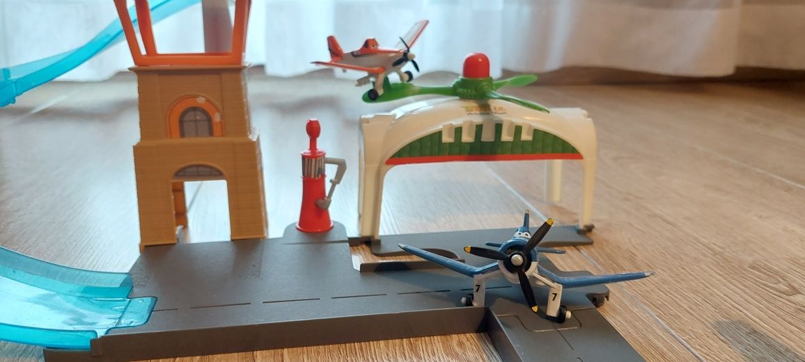 Samoloty Disney zestaw ze zjeżdżalnia i torem zabawka