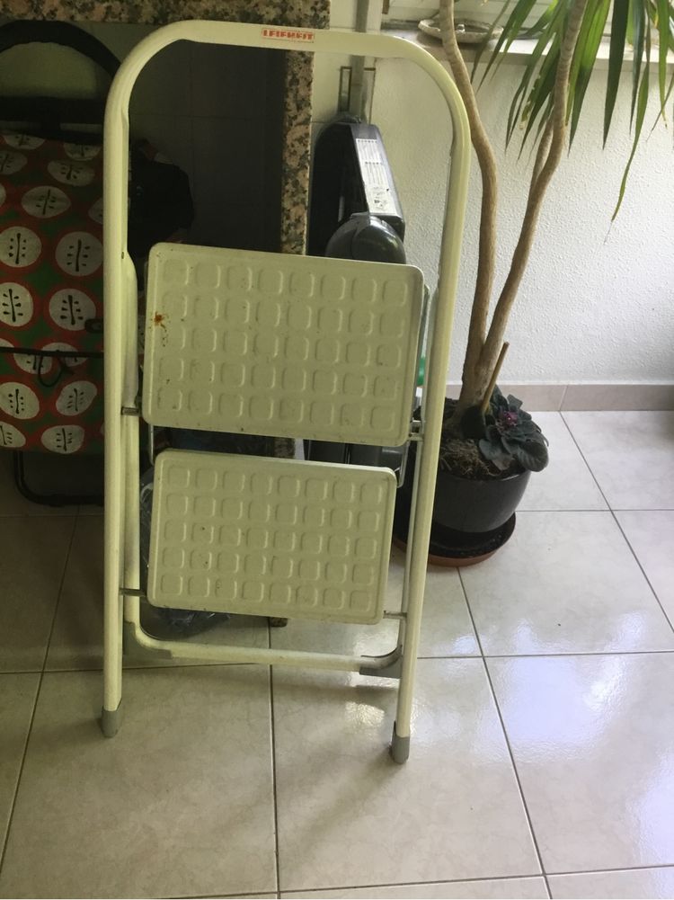 Escadote dobravel com 2 degraus