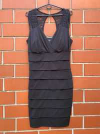 Czarna sukienka bandażowa z falbankami z koronką