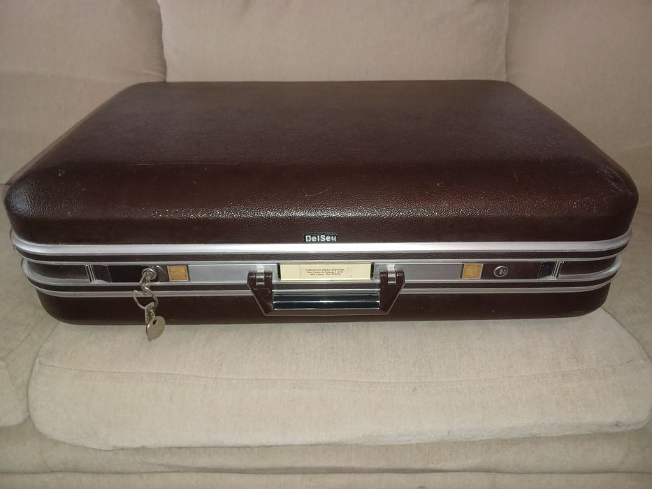 Mala de viagem vintage Delsey com chaves