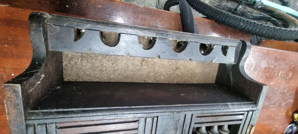 Estante antiga em bom estado