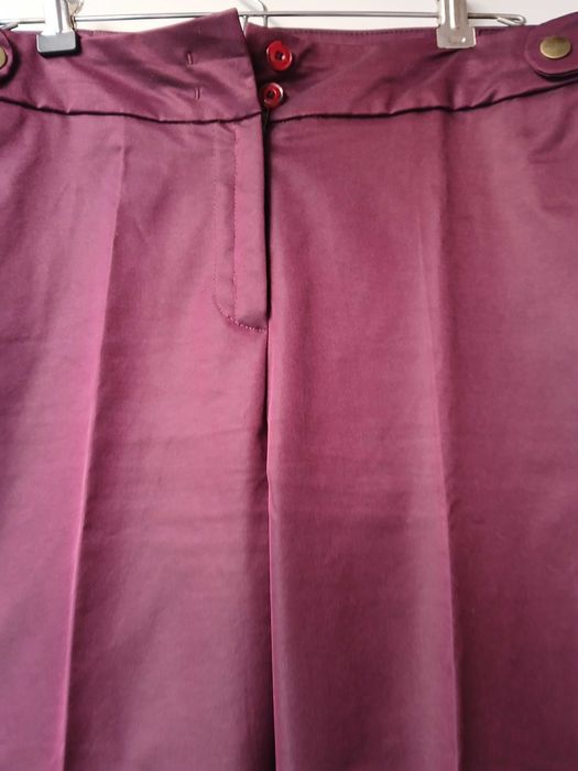 Calça bordeaux tecido acetinado
