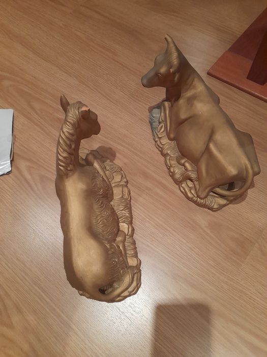 Duas figuras para enfeitar o seu presépio  o burro e a vaca.
