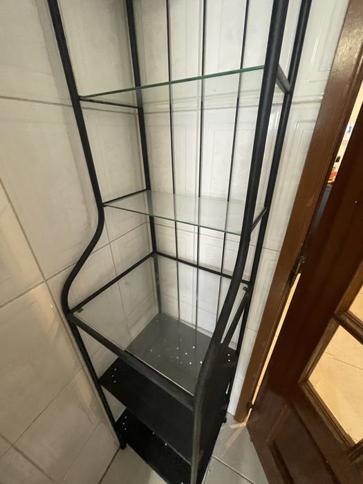 Estante em ferro e vidro