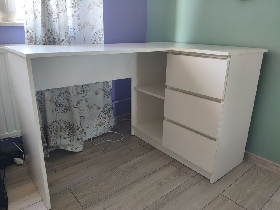 Białe biurko narożne