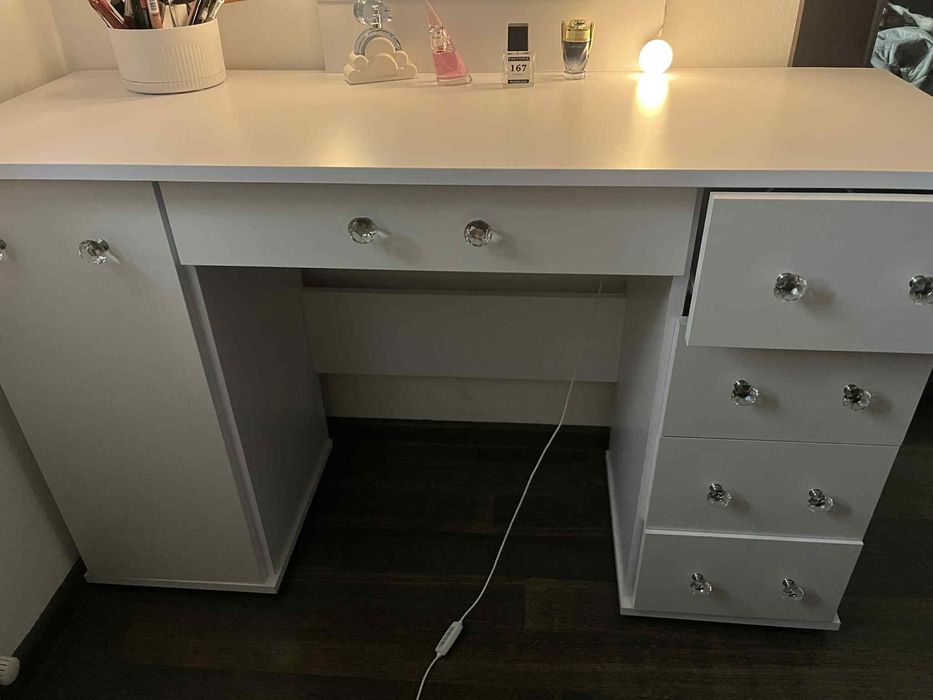 Toaletka biała z lampkami