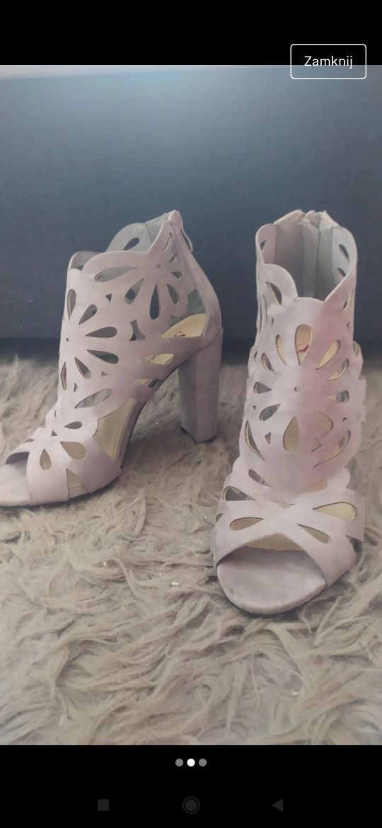 Buty ażurowe na słupku