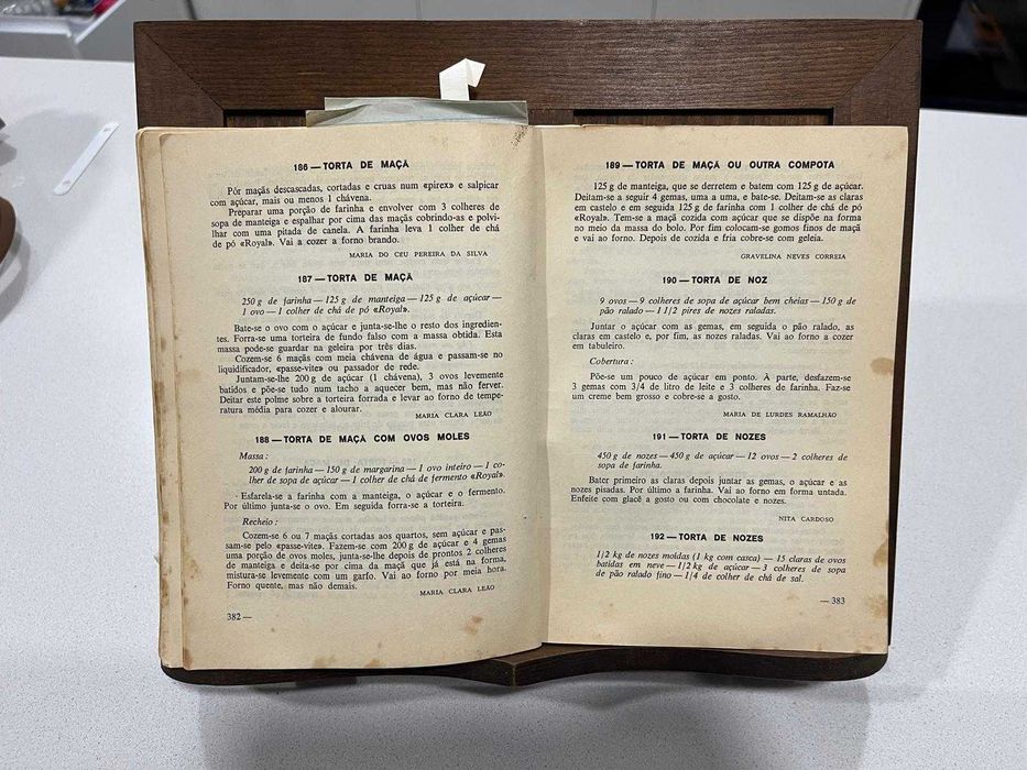 Suporte para livro em madeira