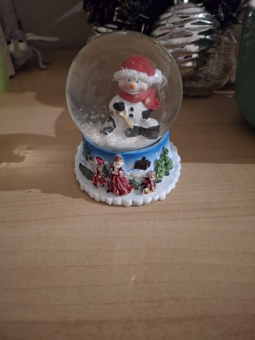 Подарунок: подарок; снігова куля; снежный шар