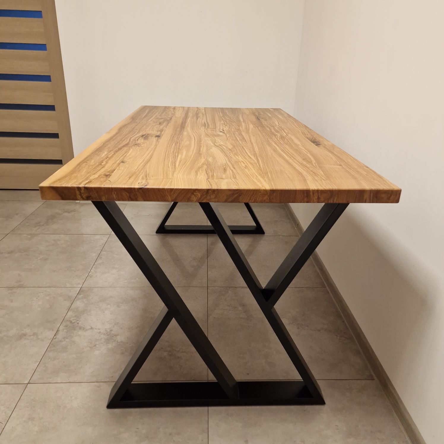 Stół jesionowy do jadalni salonu