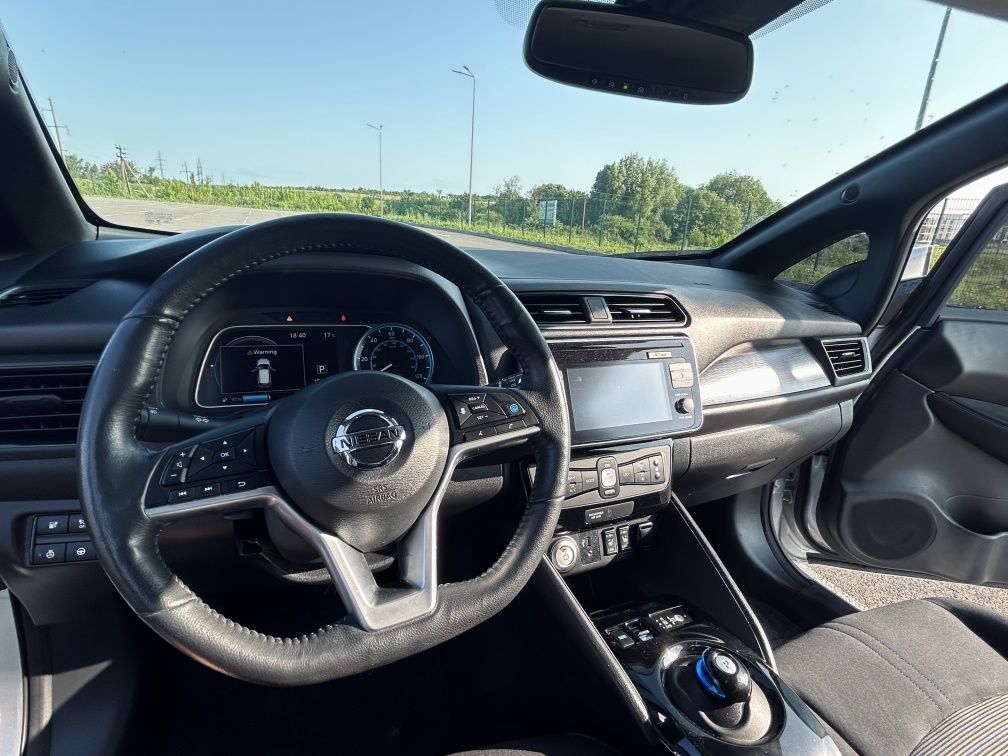 Nissan leaf ze1 2019
