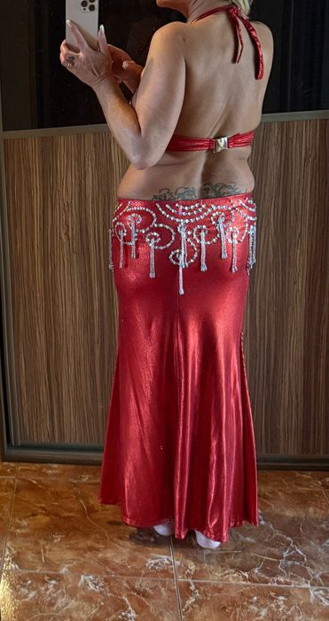 Czerwony kostium do tańca orientalnego brzucha