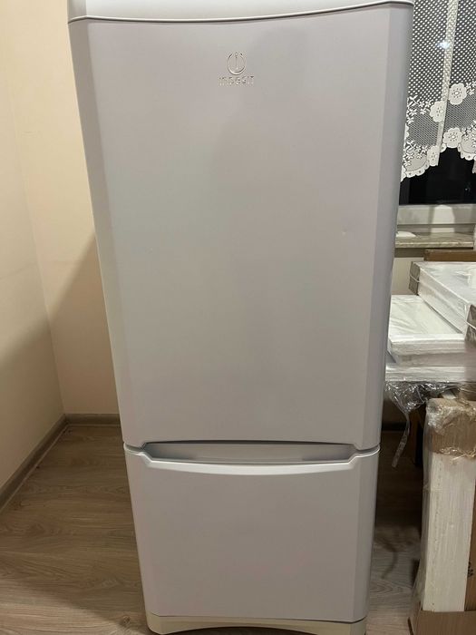 Gdynia_Lodowko-zamrażarka Indesit w bardzo dobrym stanie