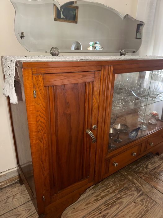 Móvel com porta em vidro e espelho