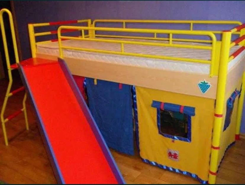 Кровать з горкою та доміком