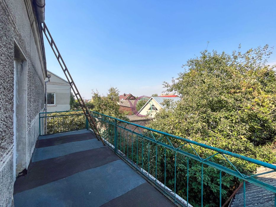 Продається окремостоячий будинок  з садом та гаражем на території.