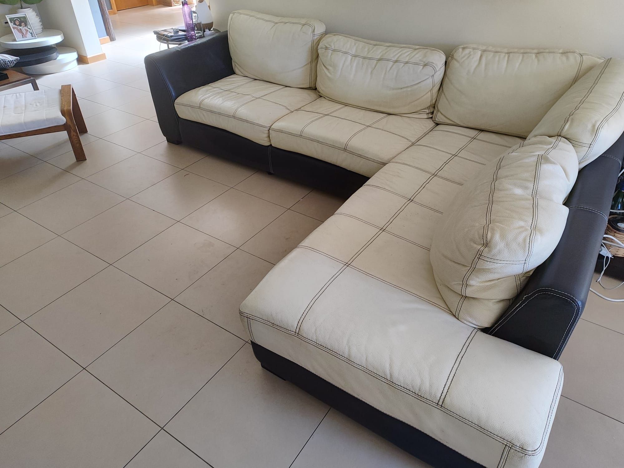 Sofá chaise long em pele. Sofá de grande dimensão