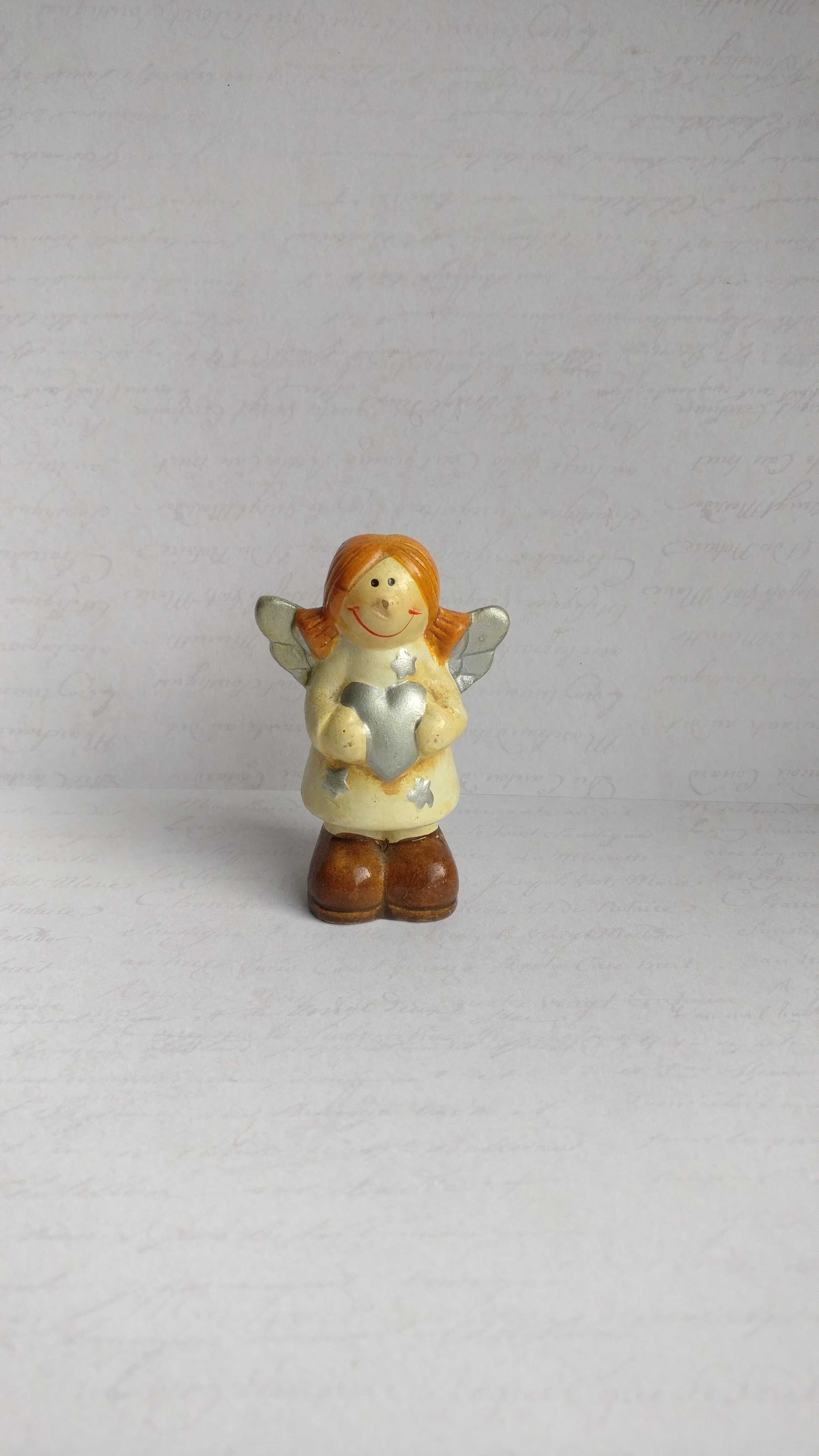 Ceramiczny aniołek, figurka anioła z serduszkiem