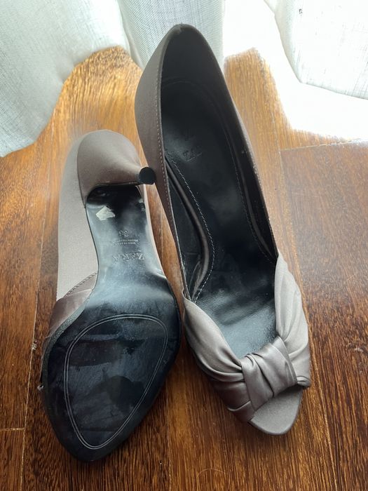 Sapatos altos cinzentos