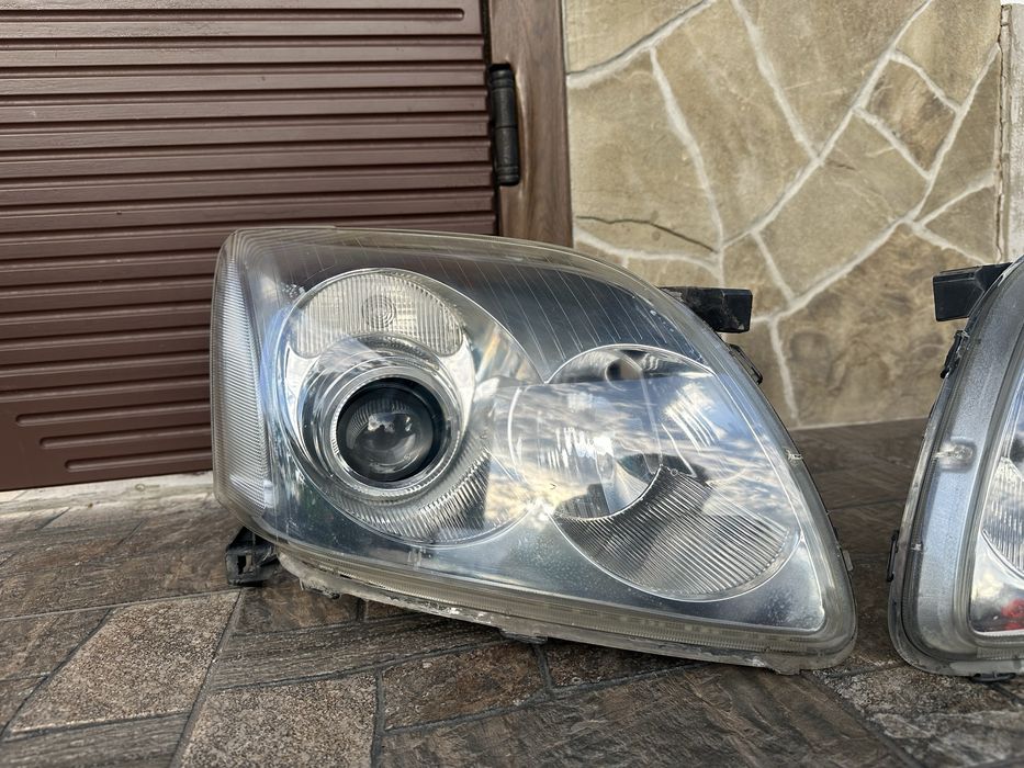 Фари Тойота Авенсіс. Ксенон. Оригінал. Файний стан