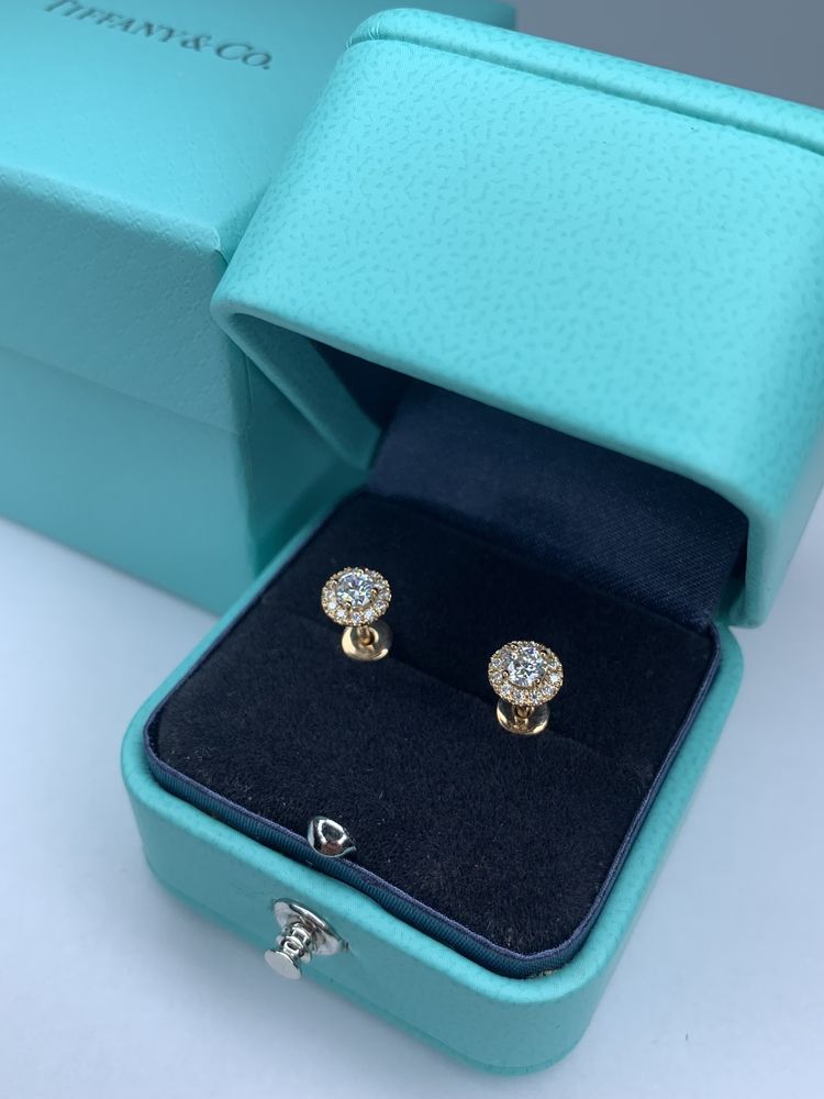 Золоті сережки пусети з діамантами в стилі Tiffany.