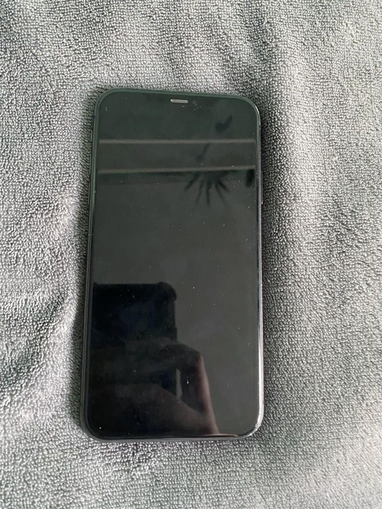 iPhone 11 128 GB+2 ładowarki i 4 etui