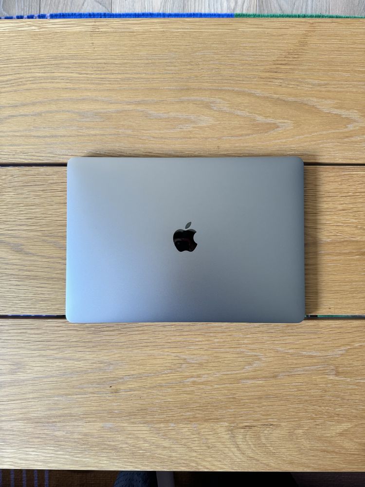 Apple MacBook Pro 2022 13" M2/8GB/256GB + Case