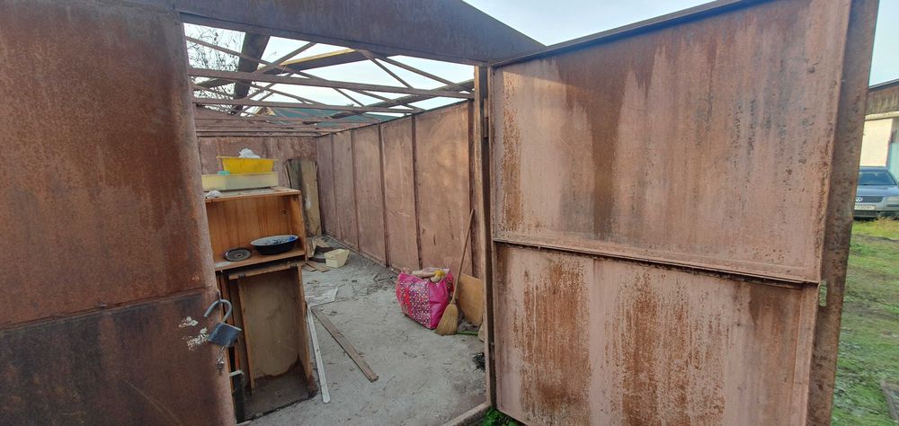 Гараж хороший високий.