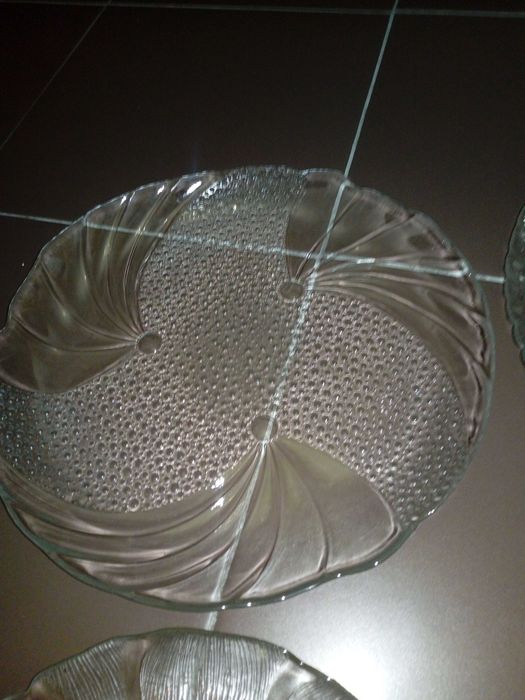 5 pratos para bolos, doces ou outras utilidades, em vidro