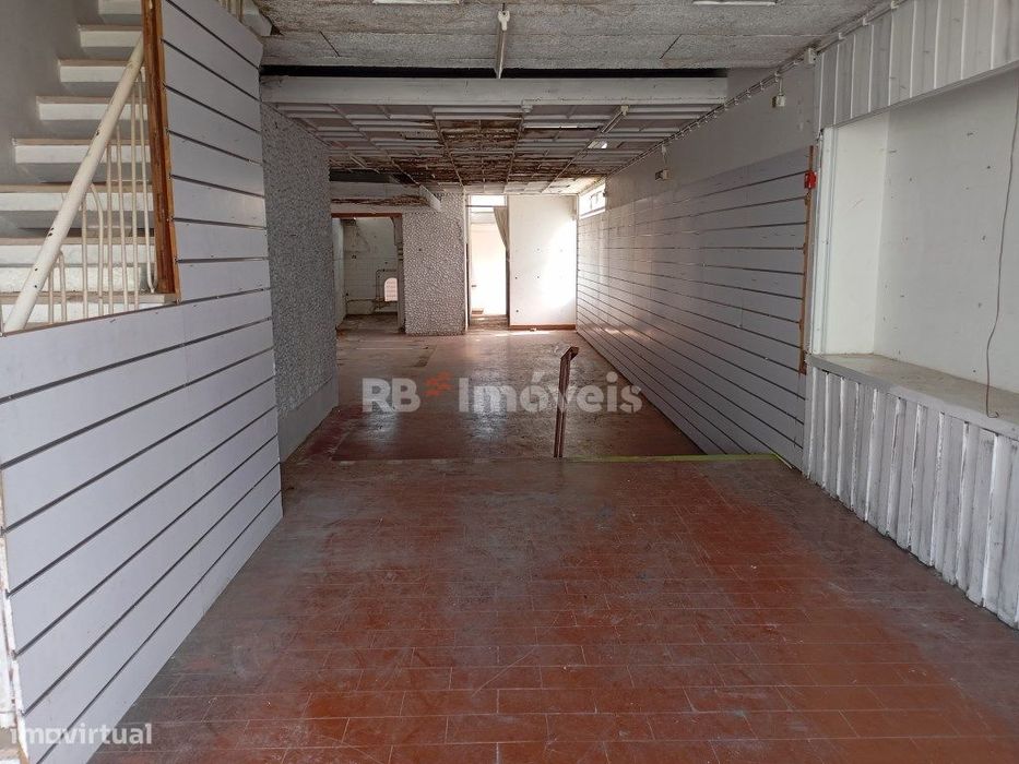 Prédio de 2 pisos no centro de Vila Nova da Barquinha