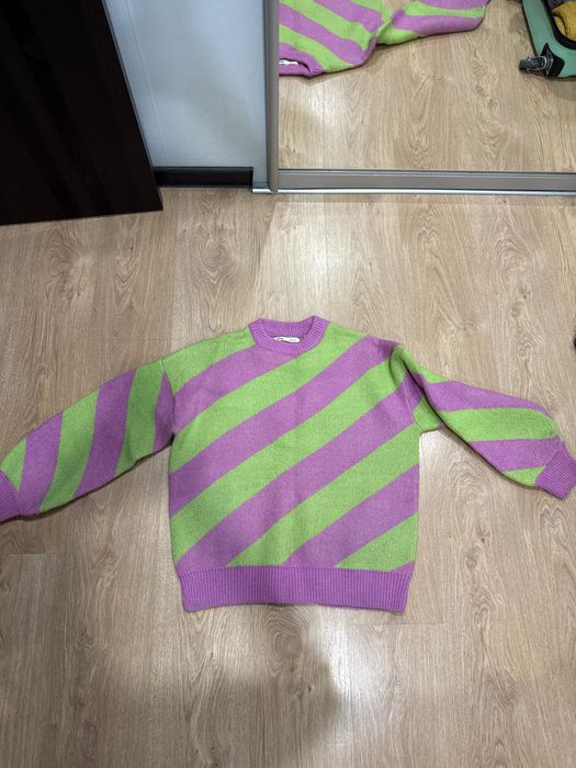 Яскравий жіночий светр у смужку