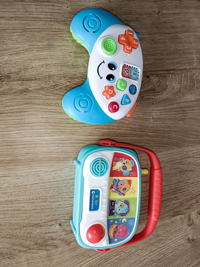 Zabawki edukacyjne, radyjko i pad.