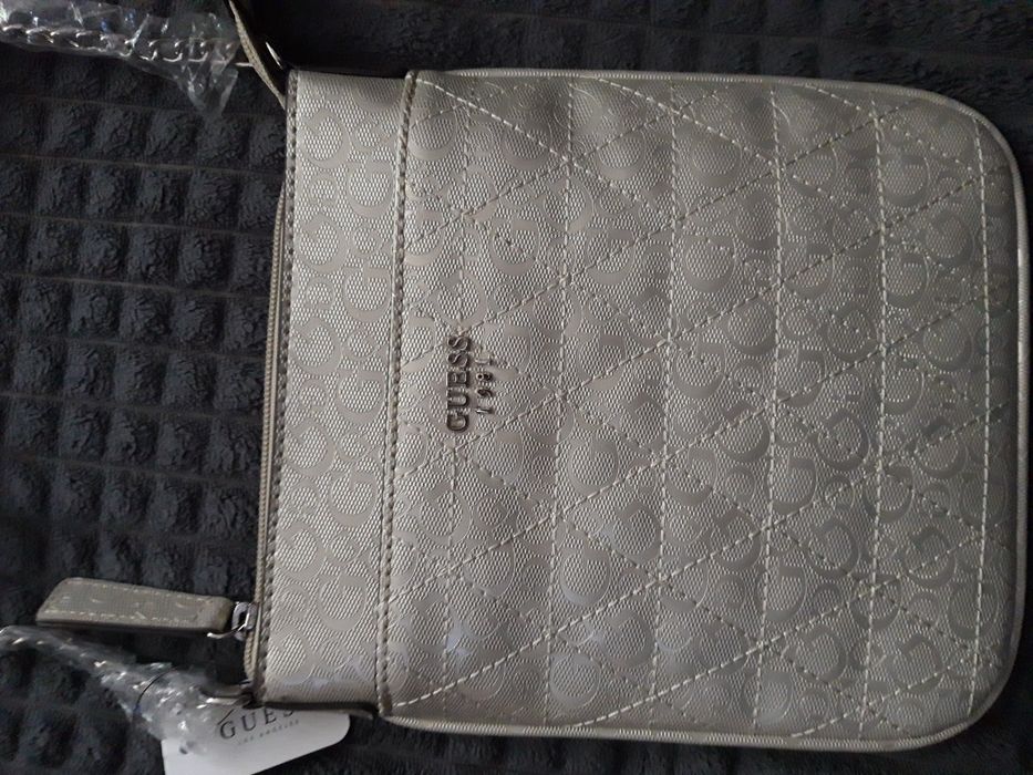 Torba marku GUESS.