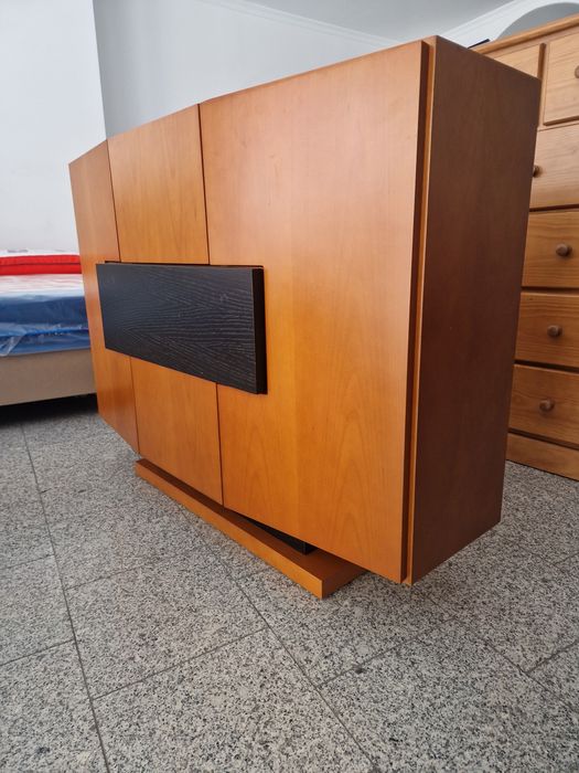 Aparador com portas e uma gaveta em muito bom estado.