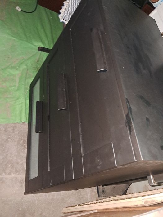 Comoda preta com tres gavetas