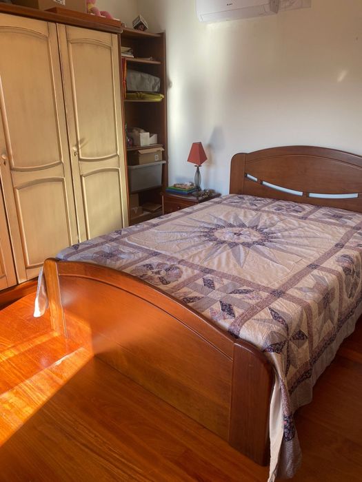 Mobília de Quarto (cama, cómoda, mesinhas de cabeceira)