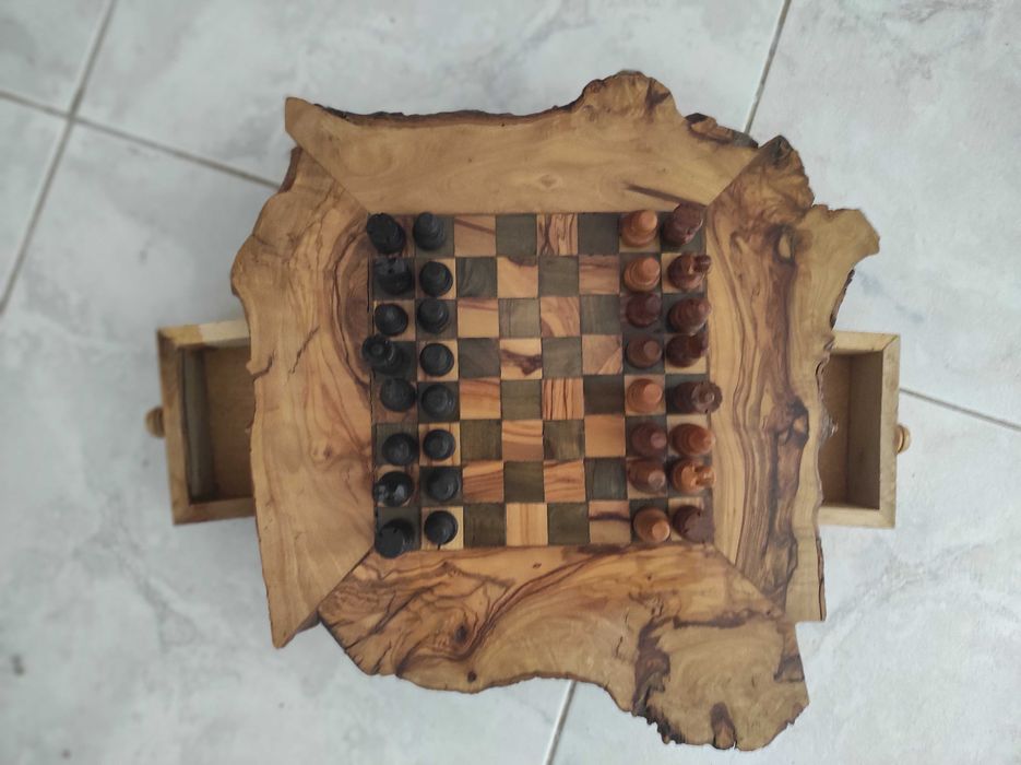 Jogo de xadrez em tabuleiro de madeira