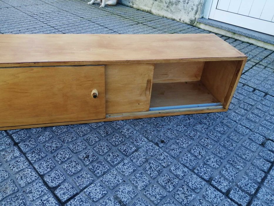 Móvel de apoio com portas de correr