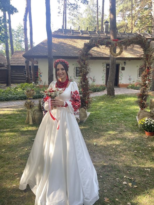 Весільня сукня вишиванка в українському стилі