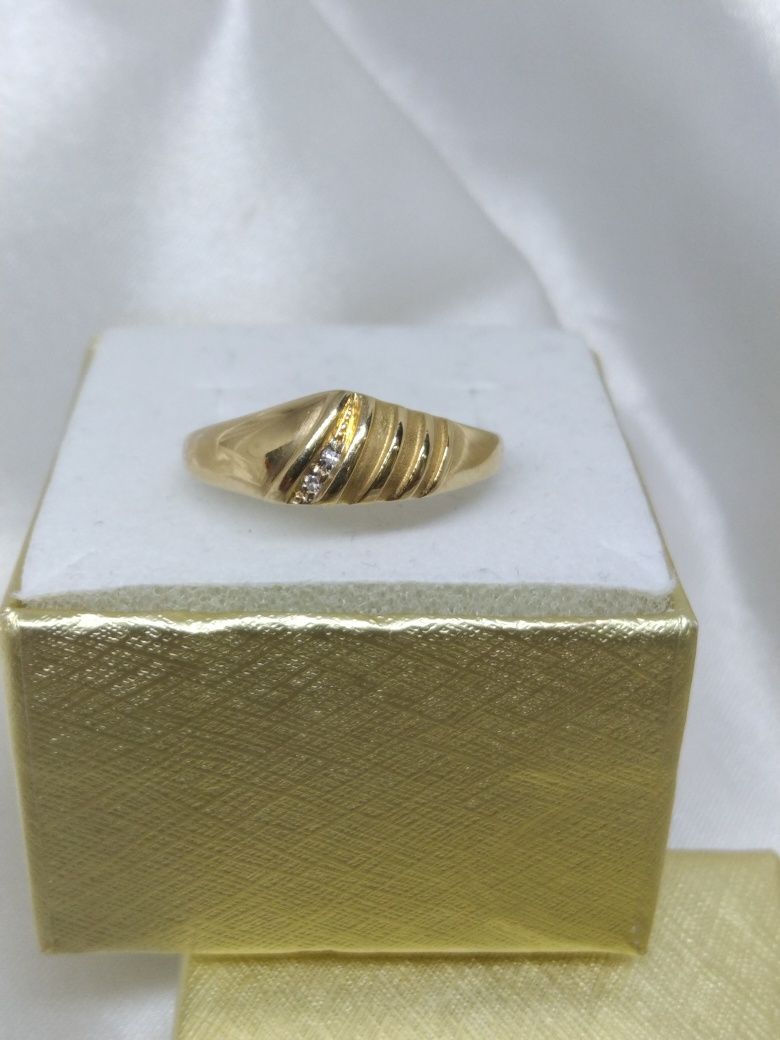 Złoty pierścionek z diamentami, złoto 333, R 19