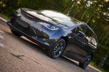Chrysler Pacifica Chrysler Pacyfica 2020 AWD, wersja S Limited Granatowa Perła