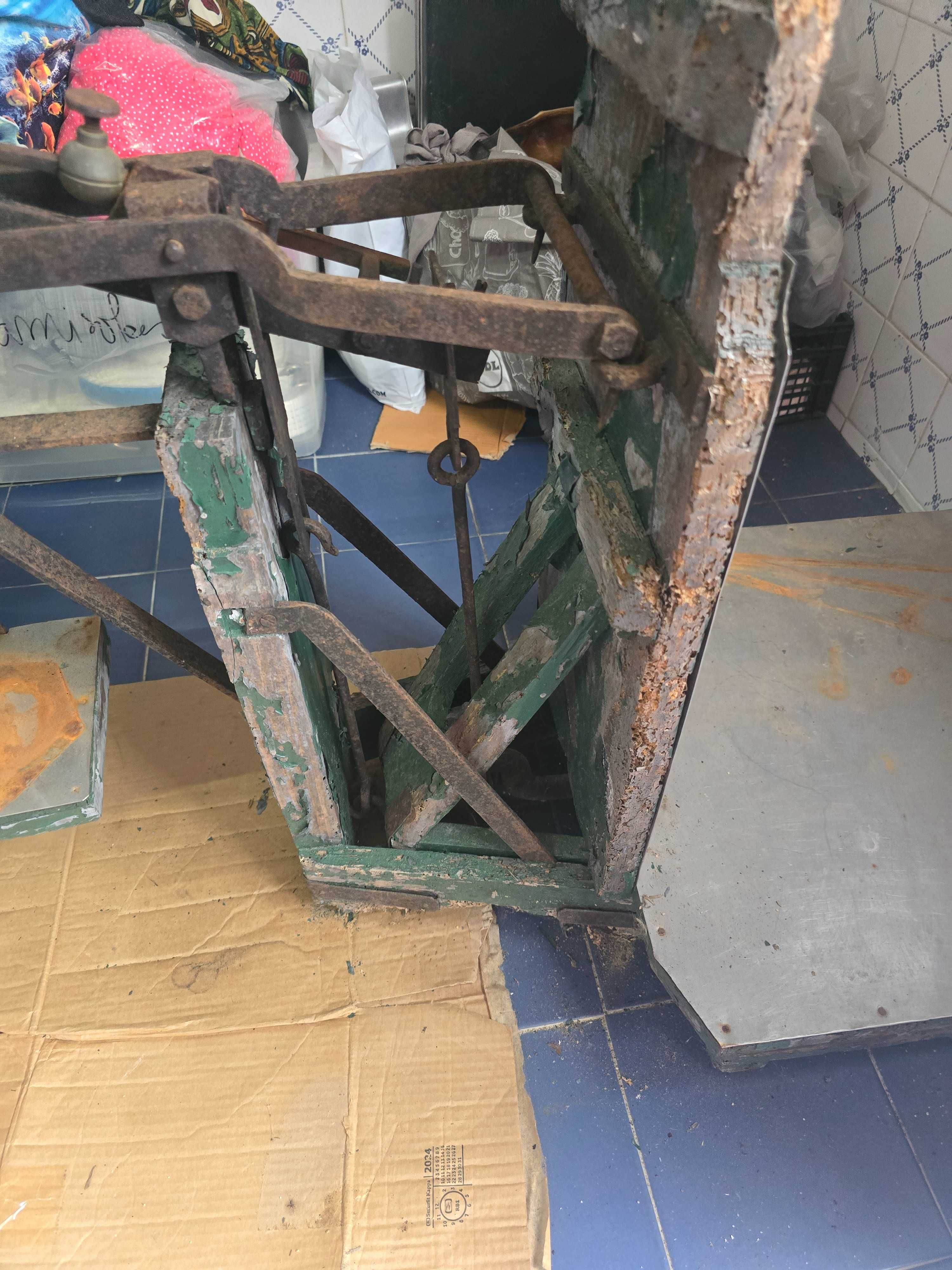 Balança decimal muito antiga para restauro