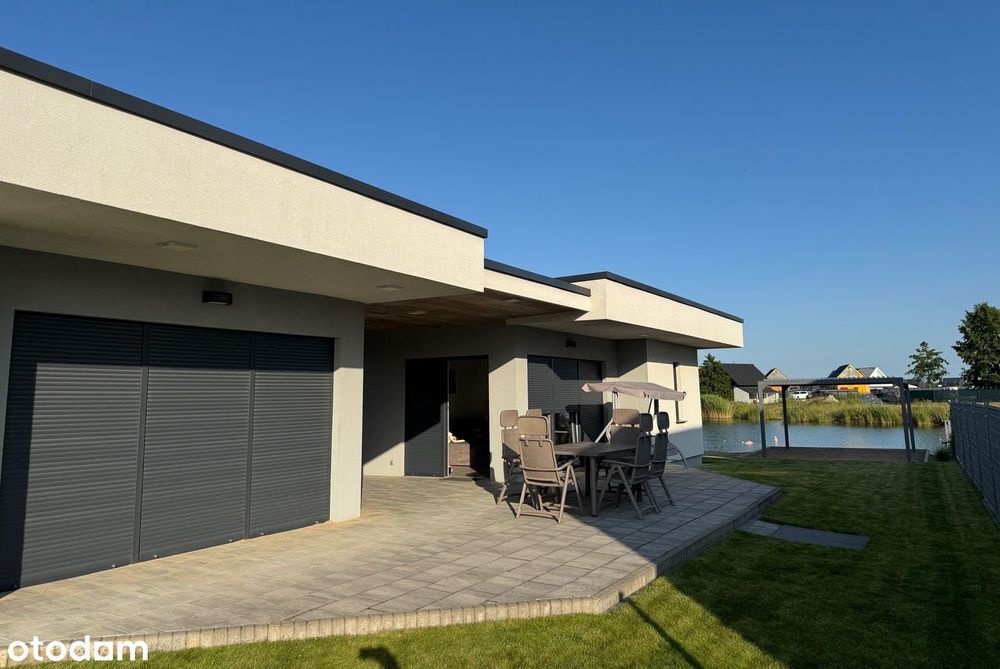 Działka rekreacyjna nad wodą z dwoma domkami