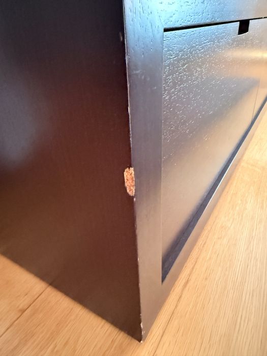 Móvel em madeira escura com linhas modernas (loja Caneiro)