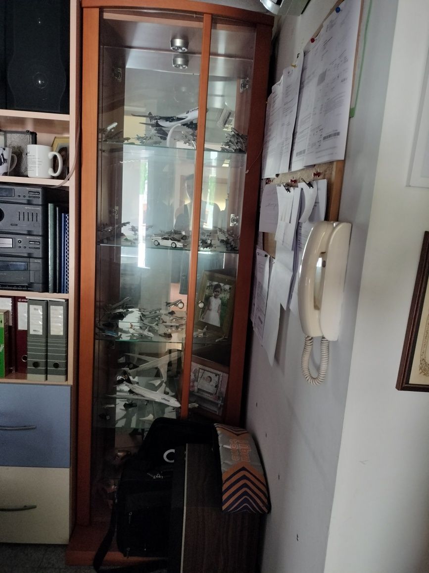 Sala de estar, jantar e quarto solteiro.