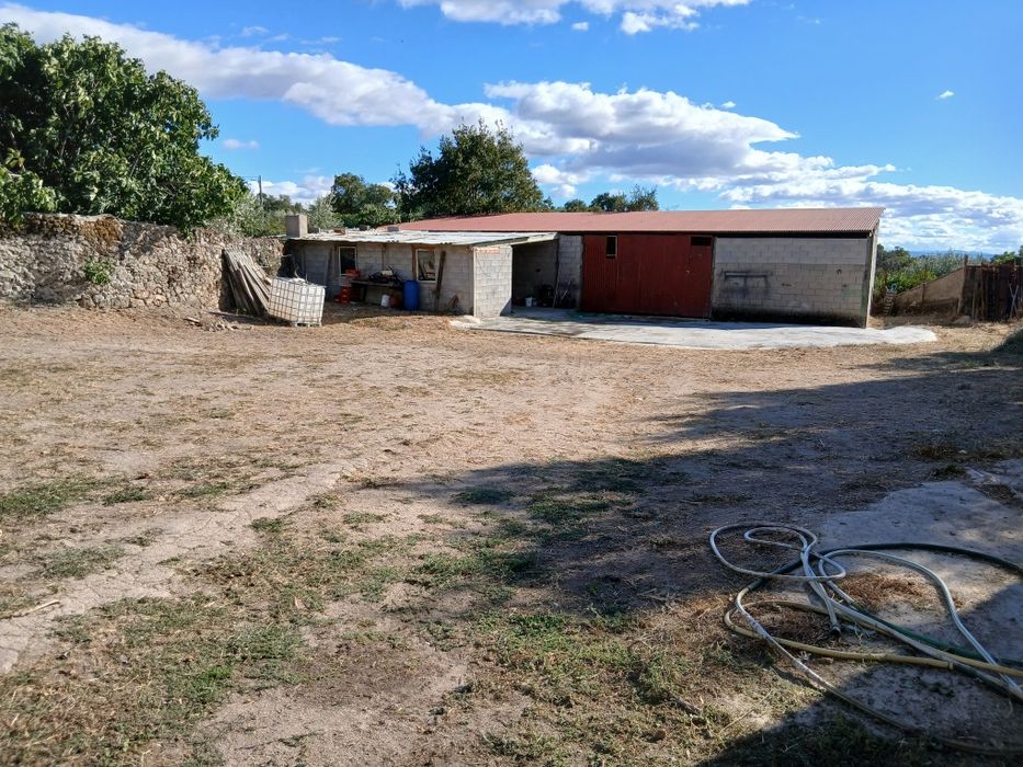 Terreno com pavilhão com 200 metros quadrados e mais anexos