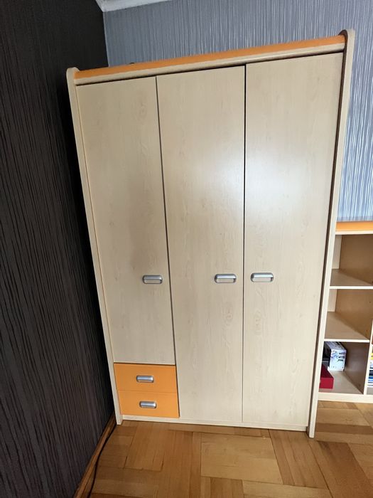 Zestaw mebli młodzieżowych – szafa, regały i komody