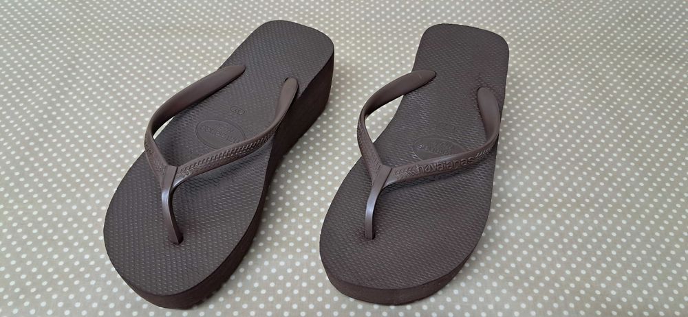 Chinelos em cunha Havaianas originais castanhos, em estado impecável